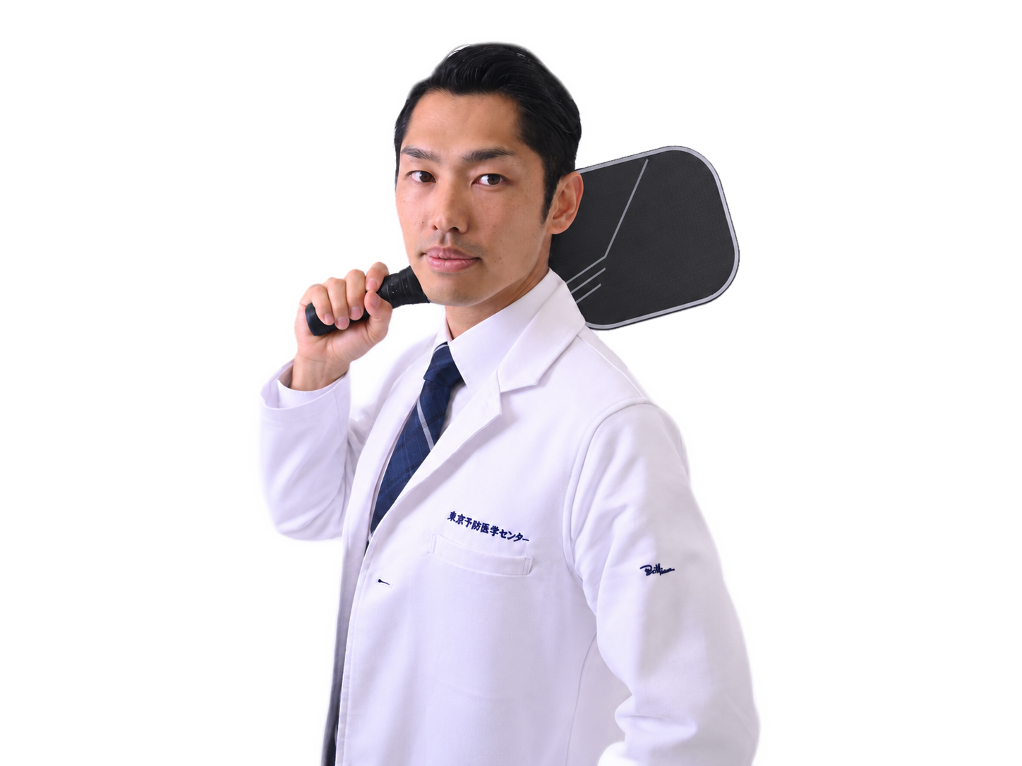 白衣を着てピックルボールパドルを持つDr.ヘルシー
